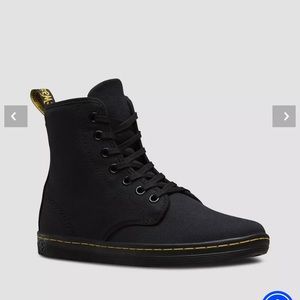 Dr. Martens Shoreditch Canvas in black- women’s size 9